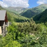 Chalet Vue Montagne 6 personnes proche Sanctuaire de La Salette, готель у місті La Salette-Fallavaux