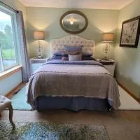 Mt Rainier Way Bedroom with Private Full Bath، فندق في Eatonville