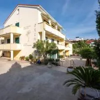 Apartments and rooms by the sea Jakisnica, Pag - 4053, hotel en Lun
