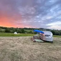 Jurassic Coast Glamping, Airstreams, Domes & Bell Tents with Hot Tub & Sauna, hotel en Luppitt
