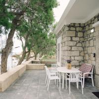 Emporios 1930, Seafront stone house: Emporei&oacute;s şehrinde bir otel