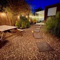 Romantic Tiny House with Private Jacuzzi and Garden between Amsterdam Haarlem and Schiphol Airport, hotel di Vijfhuizen