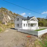 Historical and modern cabin with central location, хотел в Кабелвог