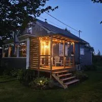 Camp Nova a Cozy Cedar-Clad Cottage in Scenic Tangier, Canada、Tangierのホテル