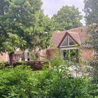 Domaine le bas bois、Neuville-sur-Sartheのホテル