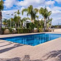 Modern 2BR Apt with Pool & Balcony in Kiti, hotel en Kiti