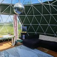 Lincoln Halo Dome, Hot Tub, Round Bed, Projector, Firepit, Games, Stargazer Roof, hotel em Snelland