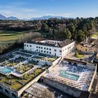 QC Grand Hotel Villa Arzaga Garda Spa & Golf, hotelli kohteessa Calvagese della Riviera