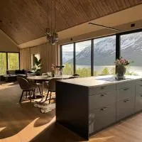 LyNora - Luxury Northern Lights Lodge with Jacuzzi & Lyngen Alps view, hotell 
