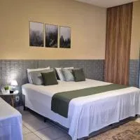 Suítes privativas, camas confortáveis, piscina, churrasqueira e playground. Com Roupa de Cama, hotel en Rubinéia