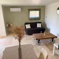 Studio avec terrasse et parking privé, готель у місті Шато-Арну-Сент-Обан