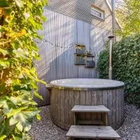 Thús yn Hantum Vakantiehuisje met hottub in Friesland, hotell i Hantum