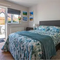 Place Near The Shore, hotel a Holywood