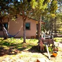 Peaceful Pine Place Cabin, hotel a Pine