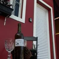 Chale Vermelho Aconchegante com lareira no bosque e estacionamento grátis, hotel a Extrema