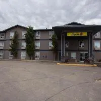 Super 8 by Wyndham Whitecourt، فندق في وايتكورت