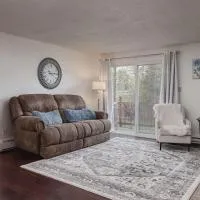 Creekside Two-Bedroom Apartment Near Airport โรงแรมในแองเคอเรจ