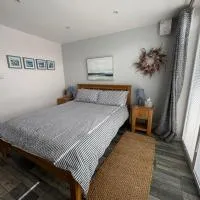 Private, modern guest suite Four Mile Bridge, Rhoscolyn, hotel ve Valley