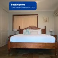 Baulkham Hills Deluxe King Room with Ensuite, Private Access & Air Con, hotel en Baulkham Hills