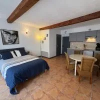 Studio avec balcon centre Castellane – hotel w mieście Castellane