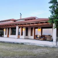 Spacious Mountain Villa: Parade&iacute;sion şehrinde bir otel