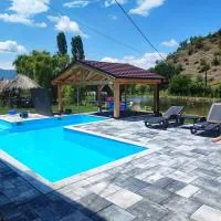 Cozy "Vila Koki" with Private Pool and Lake Surrounded by Nature、Gabrovoのホテル