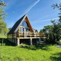 A-Frame Cabin with Private Hot Tub & Views - Chiang Rai, hotell i Valea Mare-Pravăţ