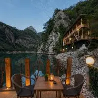Te Panorama, Komani Lake – hotel w mieście Koman