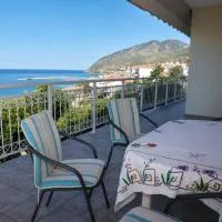 Sea view apartment, hotelli kohteessa Plomarion