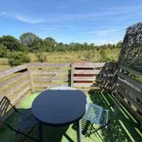 Le chant des oiseaux chambre pour deux à quelques minutes de la Baie de Somme entre nature mer et télétravail, Hotel in Nibas