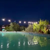 Golden Campsite Villas، فندق في بيرات