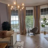 Sea, Sky & Ships - Historic Camden Crescent, Sleeps 5, hotell i Dover
