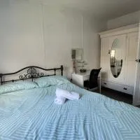 Private Double Room Shared Bathroom, hotel a Warrane