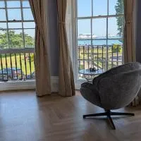 Sea, Sky & Ships - Luxury Seafront Apartment, Ideal for Channel Crossing Swimmers , Sleeps 5, hotel a Dover