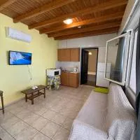 Yellow Beach House, готель у місті Логарас
