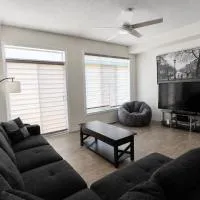 Modern 2-Bedroom Smart Home with Free Parking, Laundry, Ping-Pong & Private Backyard - Steps to Shops & Restaurants, 6 Mins to Innisfil Beach Park - Perfect for Families & Couples!, hotel a Innisfil