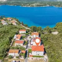 Apartments Mirjana, hotel en Nečujam