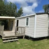 Camping le Mont Viron, hotel en Montviron