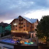 Rich OAK - готель з відкритим панорамний басейном, hotel a Yablunytsya