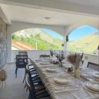 Villa with stunning Mountain Views and Authentic Croatian Stone House near Split and Sea, hotel em Žrnovnica