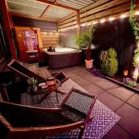 Charming Tiny House with Private Jacuzzi, Sauna and Garden & Free Parking between Amsterdam Haarlem and Schiphol Airport, hotel di Vijfhuizen