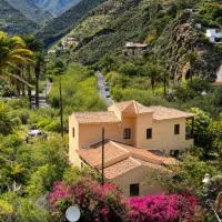 Large house in the best weather area, hotel in El Atajo