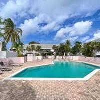 Beautiful Townhouse in gated community with pool and tennis court - close to beach, shops and downtown, hotel en Nassau