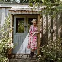 The Charcoal Hut woodland retreat, hotel en Llandovery