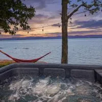 Chalet #9 Waterfront with Spa, Fireplace Wifi & AC, hotell i Cap-Saint-Ignace