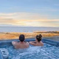Chalet #11 Waterfront with Spa, Wifi & AC, hotel sa Cap-Saint-Ignace