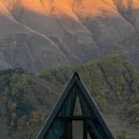 Kvirike Cottage Kazbegi、Gorists'ikheのホテル