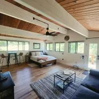 A Restful Studio Near a Creek and Forest - Pet Friendly, hotel u gradu 'Roseburg'