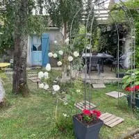 STUDIO EN AUVERGNE Le ruisseau, מלון בSaint-Priest-Bramefant
