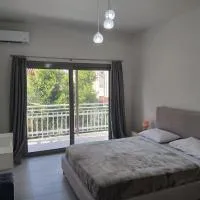 GEORGIAS Apt,brand new 2025 modern Apt in the center of Alikanas, ξενοδοχείο στον Αλυκανά